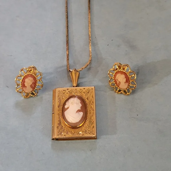 Vintage Goldtone Cameo Locket Jewelry Set #905 - Picture 1 of 5